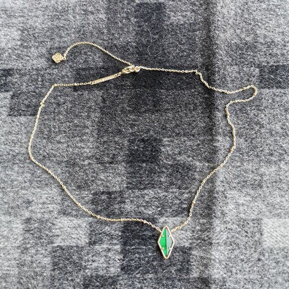 Authentic Kendra Scott Kinsley Gold Kelly Green Illusion Short Pendant Necklace - Picture 2 of 4